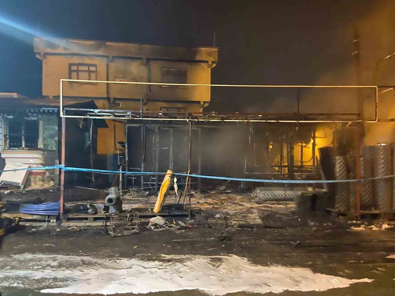 DİYARBAKIR’IN DİCLE İLÇESİNDE HIRDAVAT DÜKKANI, ÇIKAN YANGINDA ALEVLERE TESLİM OLUP KULLANILAMAZ...