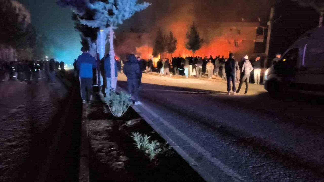 DİYARBAKIR’IN DİCLE İLÇESİNDE HIRDAVAT DÜKKANI, ÇIKAN YANGINDA ALEVLERE TESLİM OLUP KULLANILAMAZ...