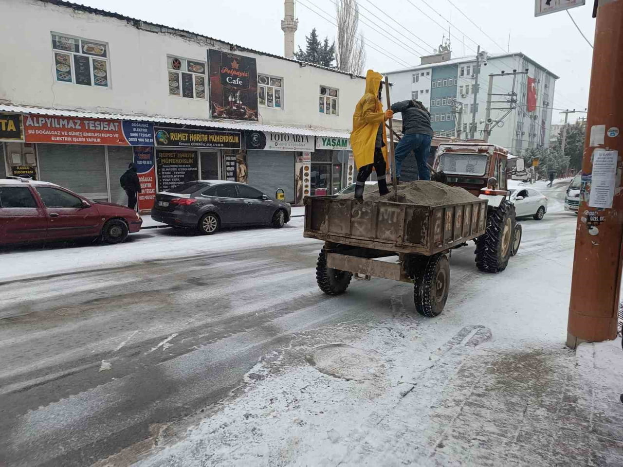 DİYARBAKIR’IN ERGANİ İLÇESİNDE KAR YAĞIŞI ETKİLİ OLDU. YOĞUN KAR NEDENİ İLE YOLLAR BUZ PİSTİNE...