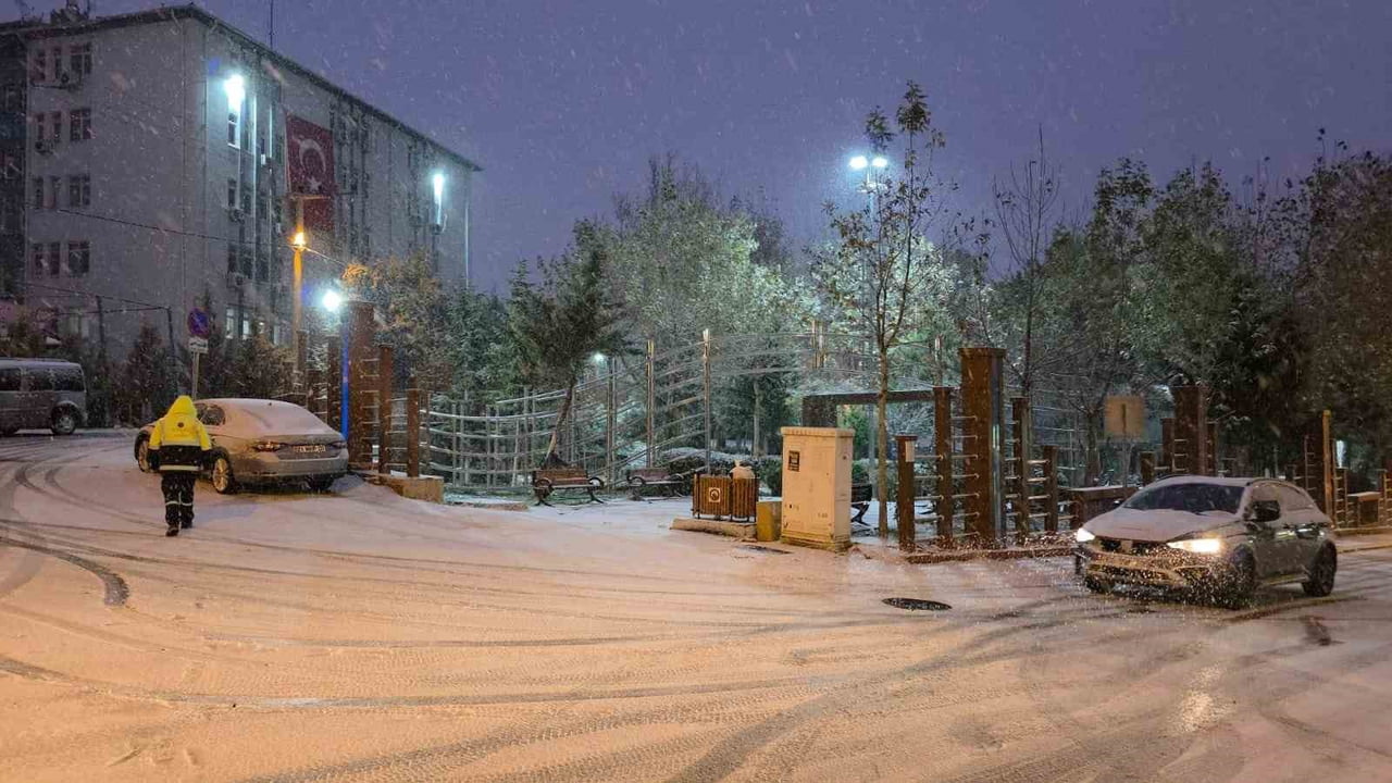 DİYARBAKIR’IN ERGANİ İLÇESİNDE KAR YAĞIŞI ETKİLİ OLDU. YOĞUN KAR NEDENİ İLE YOLLAR BUZ PİSTİNE...