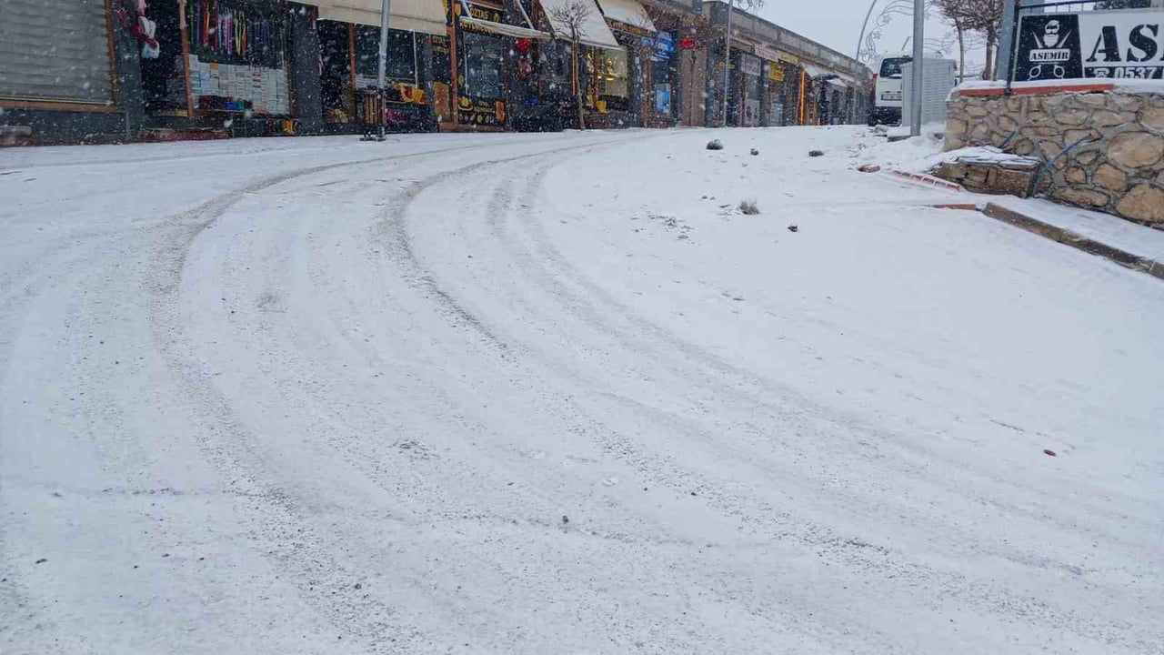 DİYARBAKIR’IN KULP İLÇESİNDE ETKİLİ OLAN KAR YAĞIŞI NEDENİYLE İLÇE MERKEZİ VE KIRSAL MAHALLE...