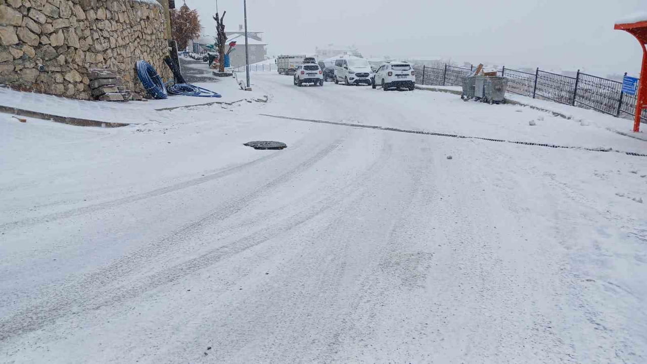 DİYARBAKIR’IN KULP İLÇESİNDE ETKİLİ OLAN KAR YAĞIŞI NEDENİYLE İLÇE MERKEZİ VE KIRSAL MAHALLE...