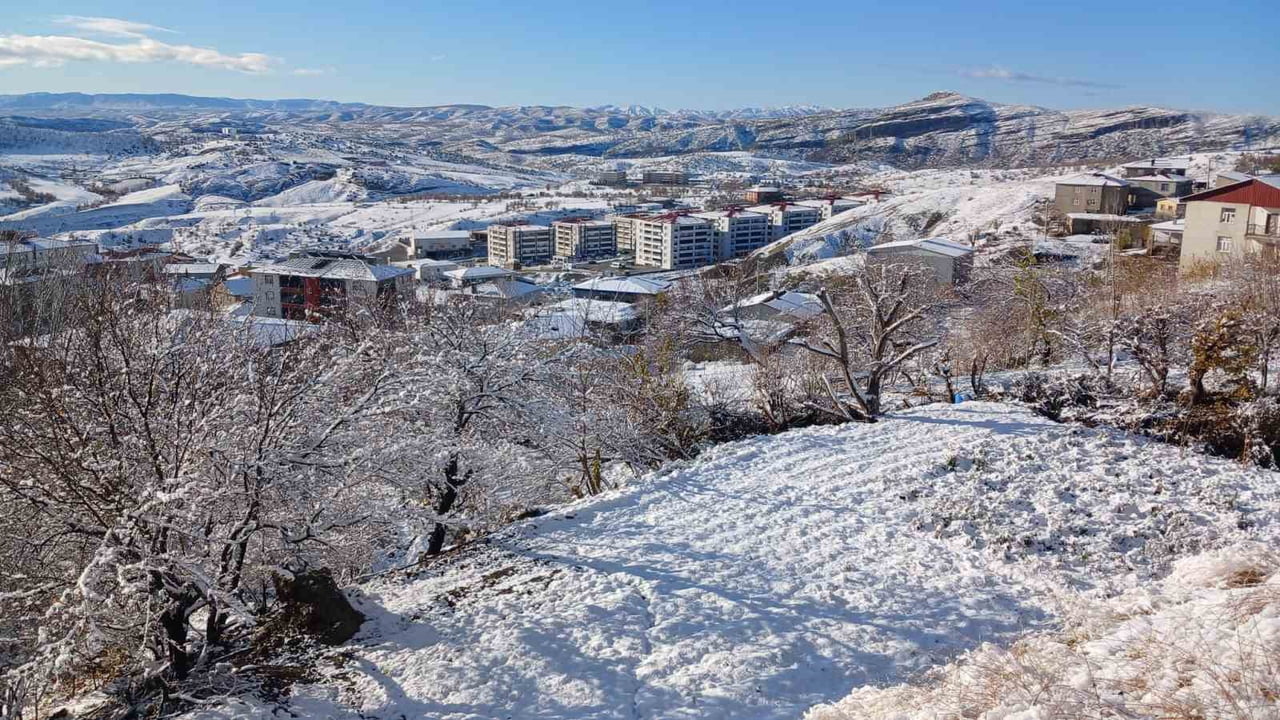 DİYARBAKIR’IN KULP İLÇESİNDE ETKİLİ OLAN KAR YAĞIŞI YERİNİ GÜNEŞE BIRAKTI. MERKEZDE 5, KIRSALDA 20...