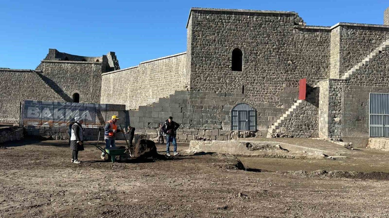 DİYARBAKIR’IN MERKEZ SUR İLÇESİNDEKİ İÇ KALE ARTUKLU SARAYI KAZISINDA 100 YILDIR TOPRAK ALTINDA...