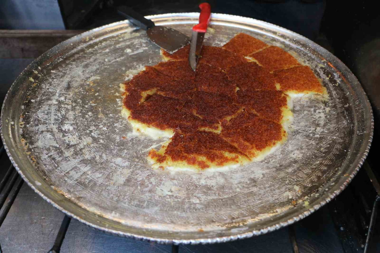 DİYARBAKIR’IN SUR İLÇESİNDE BULUNAN HACIBABA PASTANELERİ SUR ŞUBESİNDE GÜNLÜK ORTALAMA 60 TEPSİ...