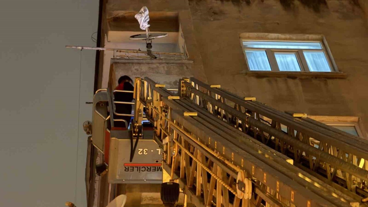 DİYARBAKIR’IN YENİŞEHİR İLÇESİNDE EVDE KAPIYI AÇMAYAN ÇOCUK PANİĞE NEDEN OLDU. İTFAİYE ERLERİ...