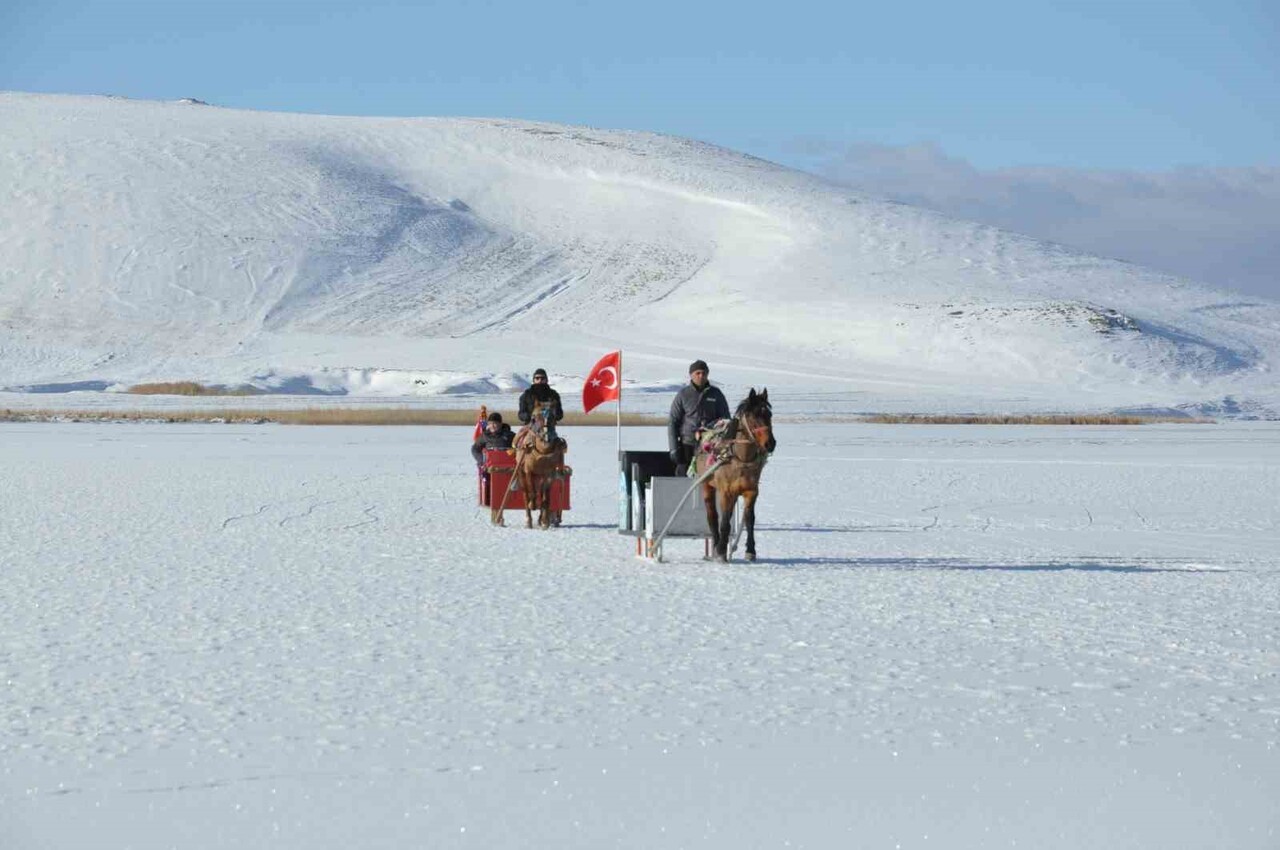 DOĞU ANADOLU'NUN EN ETKİLEYİCİ DOĞA HARİKALARINDAN BİRİ OLAN ÇILDIR GÖLÜ, DONDURUCU SOĞUKLARIN...