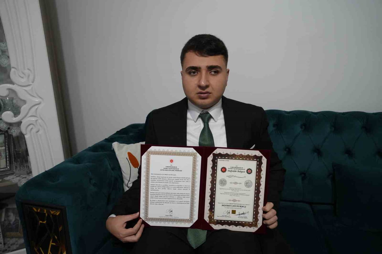 DOĞUŞTAN GÖRME ENGELLİ 21 YAŞINDAKİ GENCİN, KUR'AN-I KERİM AŞKIYLA HAYALLERİNE ULAŞARAK HAFIZLIK...
