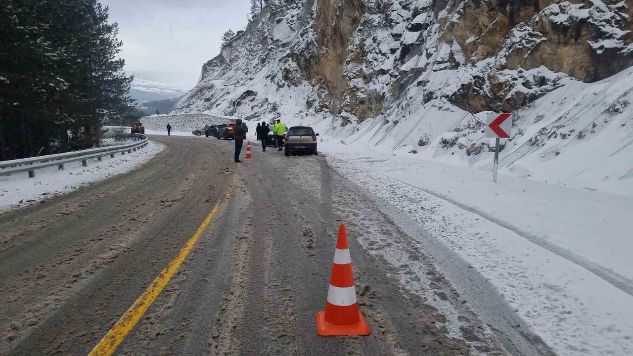DOMANİÇ-İNEGÖL KARAYOLU’NDA KAZA ZİNCİRİ, 5 ARAÇ MADDİ HASAR GÖRDÜ
