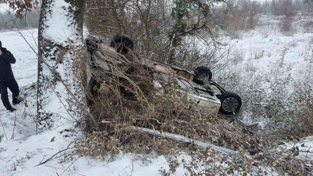 DOMANİÇ’TE GİZLİ BUZLANMA KAZAYA NEDEN OLDU, MİNİBÜS ŞARAMPOLE YUVARLANDI