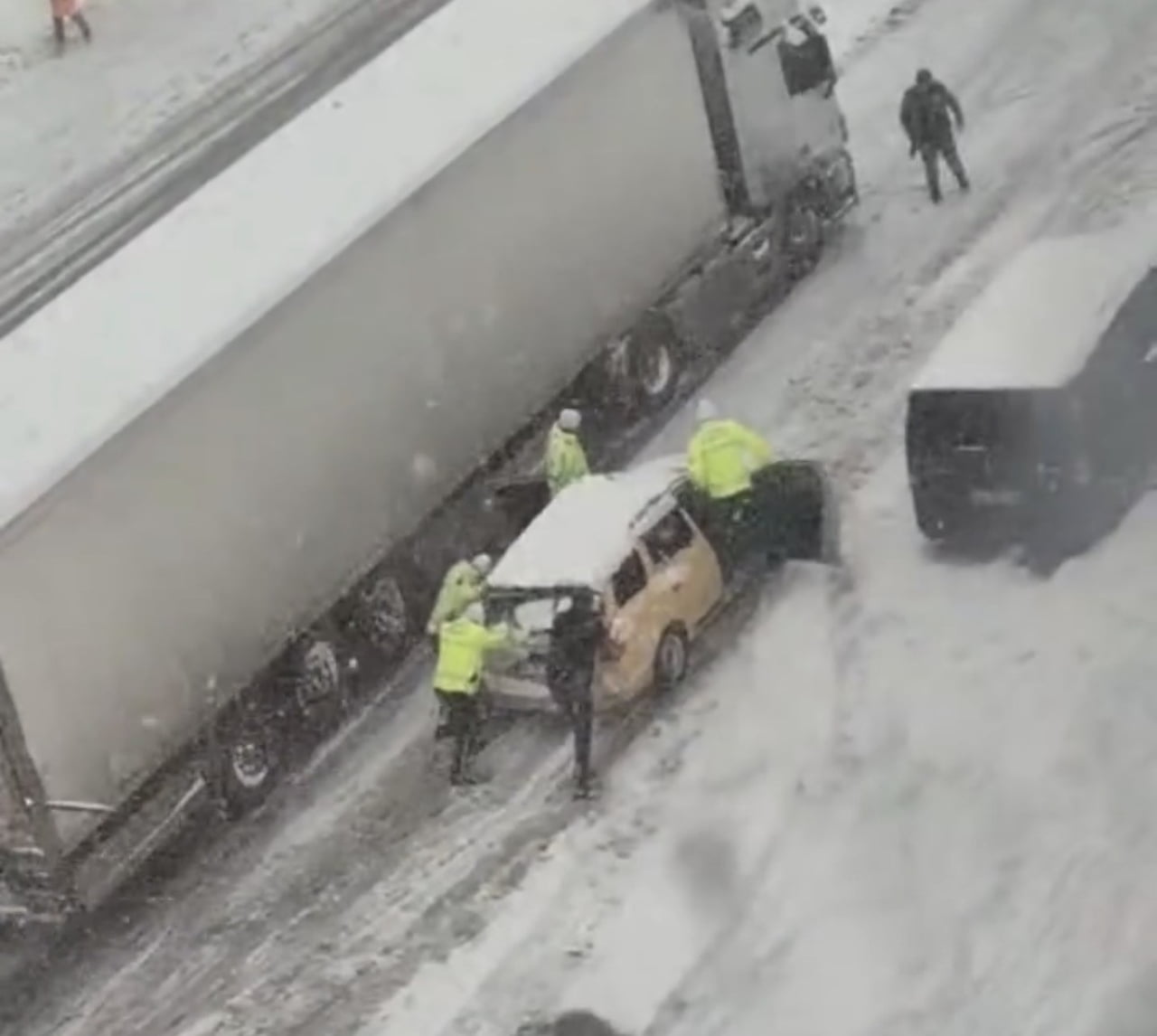 DONDURUCU SOĞUK VE YOĞUN KAR YAĞIŞININ ETKİSİ ALTINDAKİ MARDİN’DE, SADECE KARLA DEĞİL, ZORLUKLARLA...