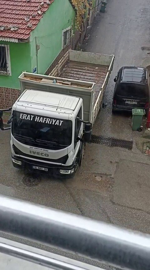 DÖNÜŞ ALAMAYAN KAMYON SOKAK ARASINDAKİ ARACI PERT EDİP KAÇTI