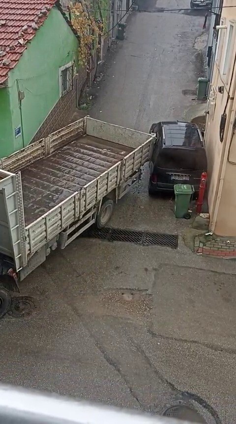 DÖNÜŞ ALAMAYAN KAMYON SOKAK ARASINDAKİ ARACI PERT EDİP KAÇTI