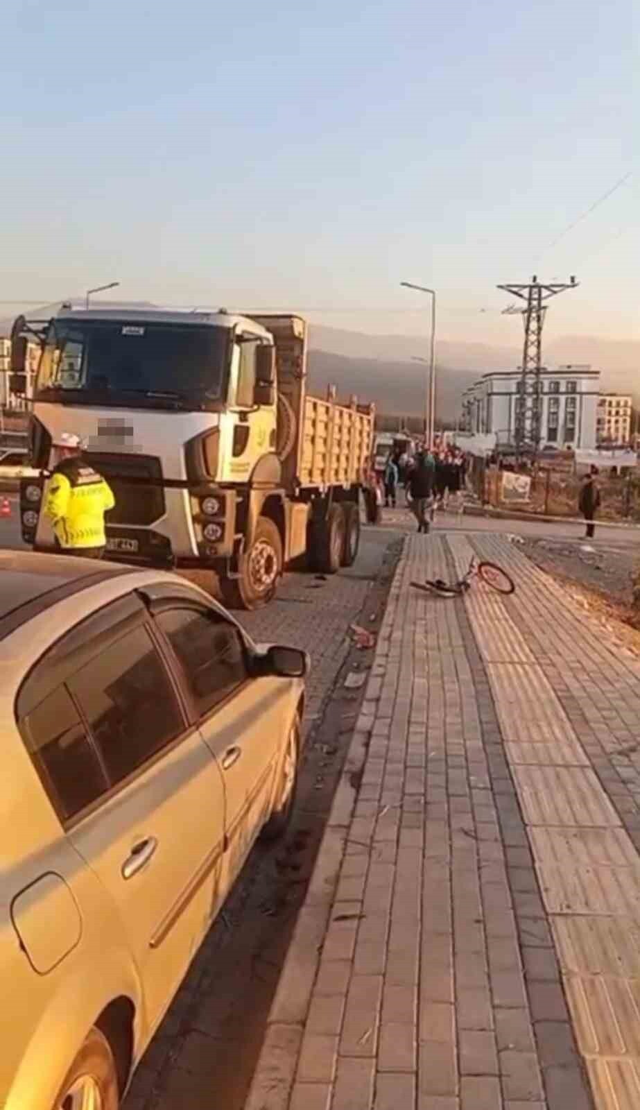 DÖRTYOL İLÇESİNDE YOL KENARINDA BİSİKLET SÜRERKEN KAMYONUN ÇARPTIĞI 6 YAŞINDAKİ ÇOCUK HAYATINI...