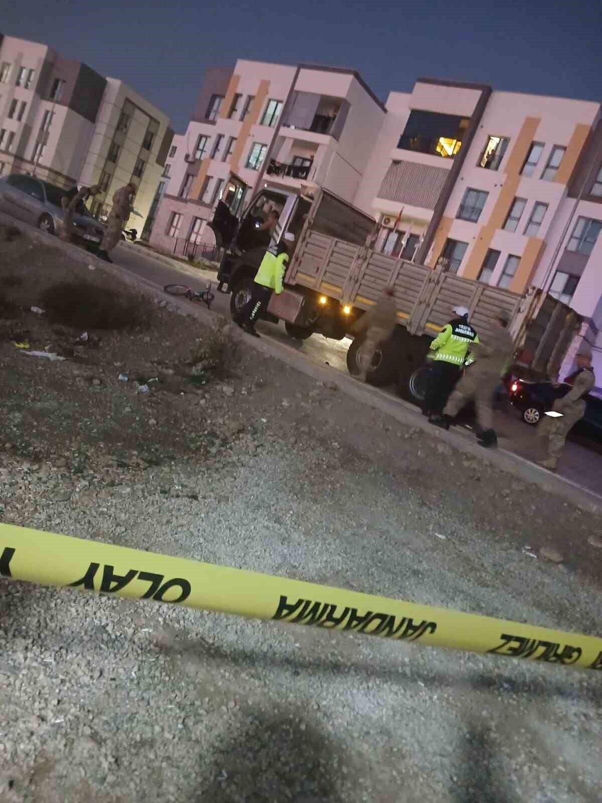 DÖRTYOL İLÇESİNDE YOL KENARINDA BİSİKLET SÜRERKEN KAMYONUN ÇARPTIĞI 6 YAŞINDAKİ ÇOCUK HAYATINI...