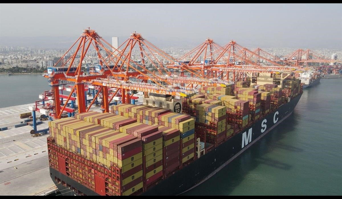 DÜNYANIN EN BÜYÜK KONTEYNER GEMİLERİ ARASINDA YER ALAN VE YAKLAŞIK 400 METRE UZUNLUĞA SAHİP MEGA...