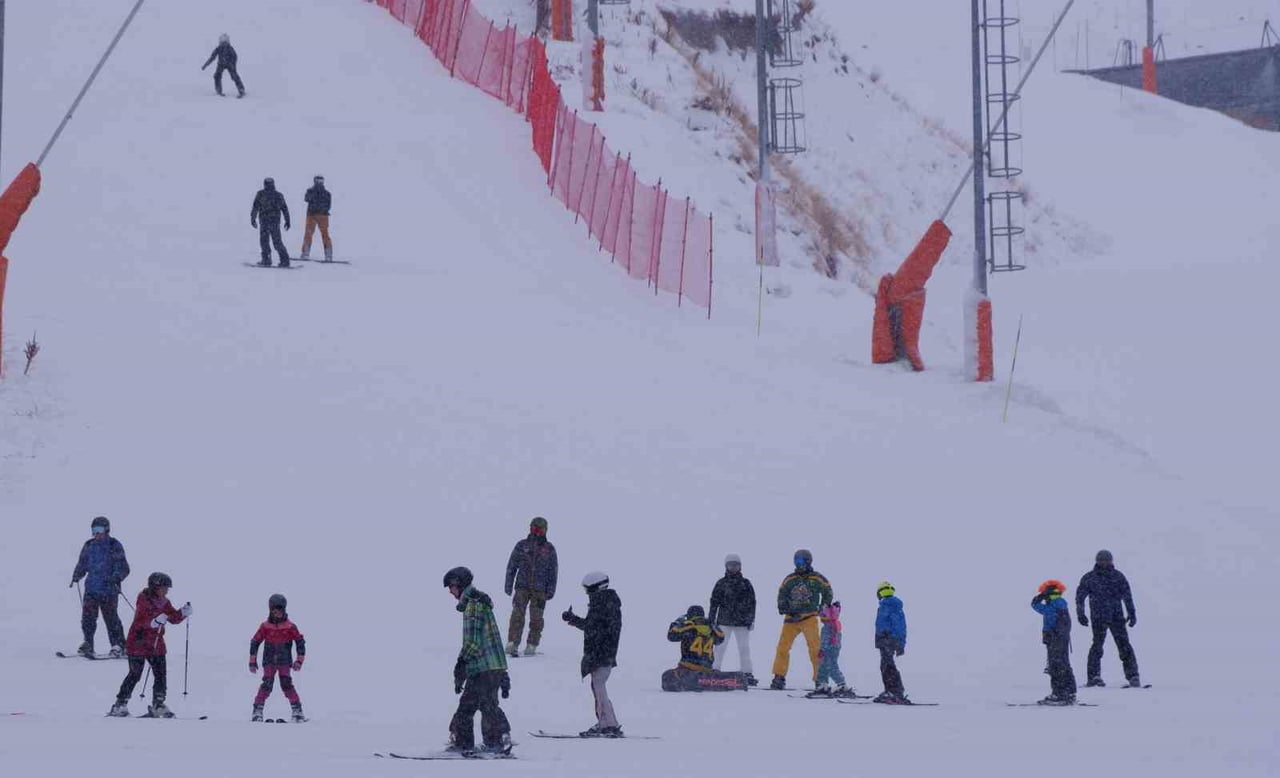 DÜNYANIN EN UZUN VE EN DİK KAYAK PİSTLERİNE SAHİP PALANDÖKEN, KAR YAĞIŞI İLE MORAL BULDU. HAFTA...