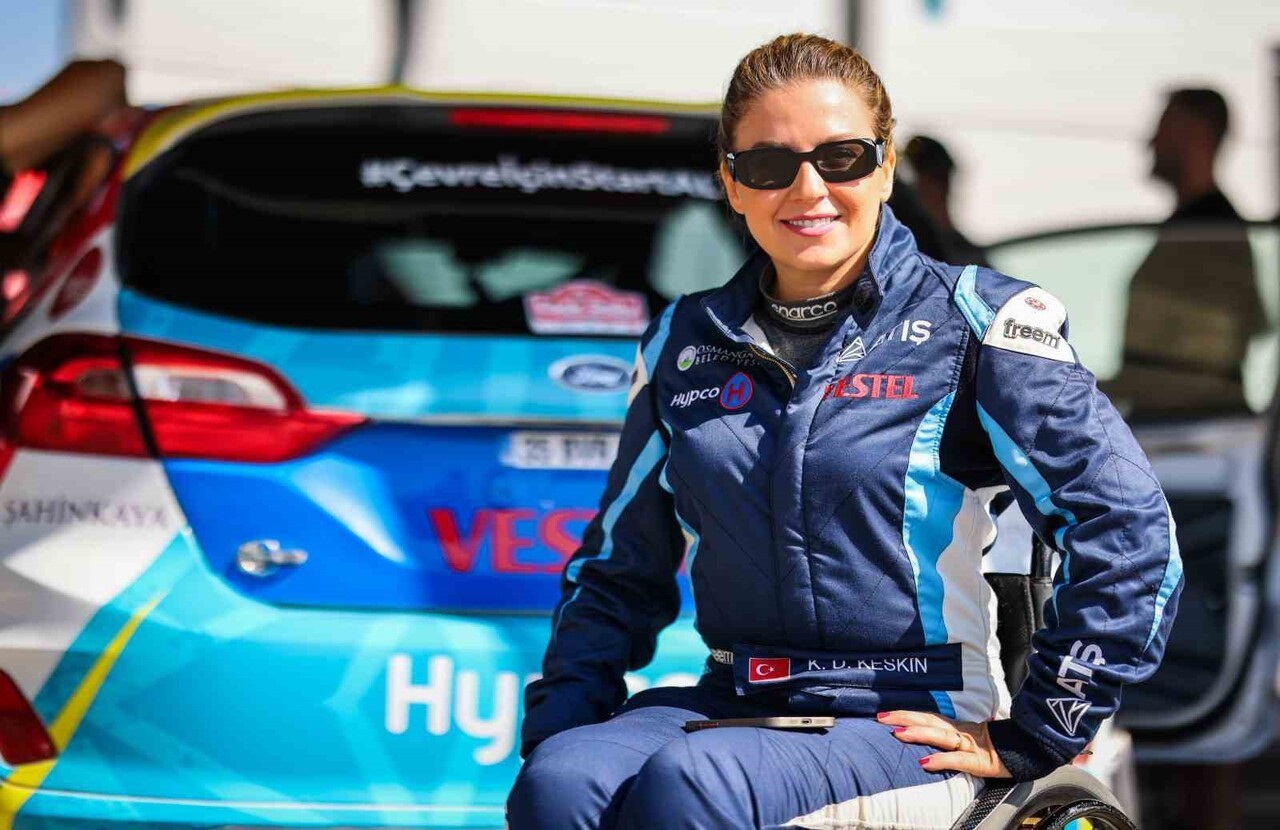 DÜNYANIN İLK VE TEK ENGELLİ KADIN RALLİ PİLOTU KÜBRA DENİZCİ KESKİN, GEÇEN SENE TAKLALAR ATARAK...