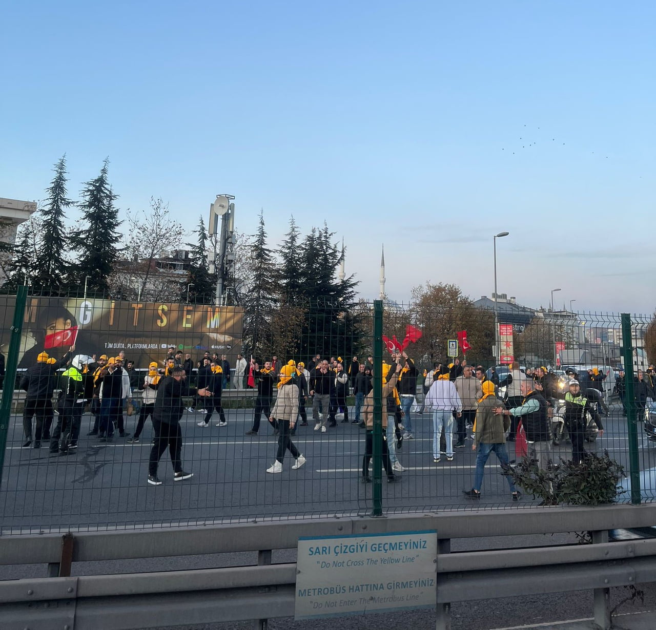 DURUŞMA SONRASI GRUPLARIN DAĞILDIĞI GÖRÜLÜRKEN BİR GRUP TAKSİCİNİN E-5 KARAYOLUNU KAPATTIĞI VE TAG...