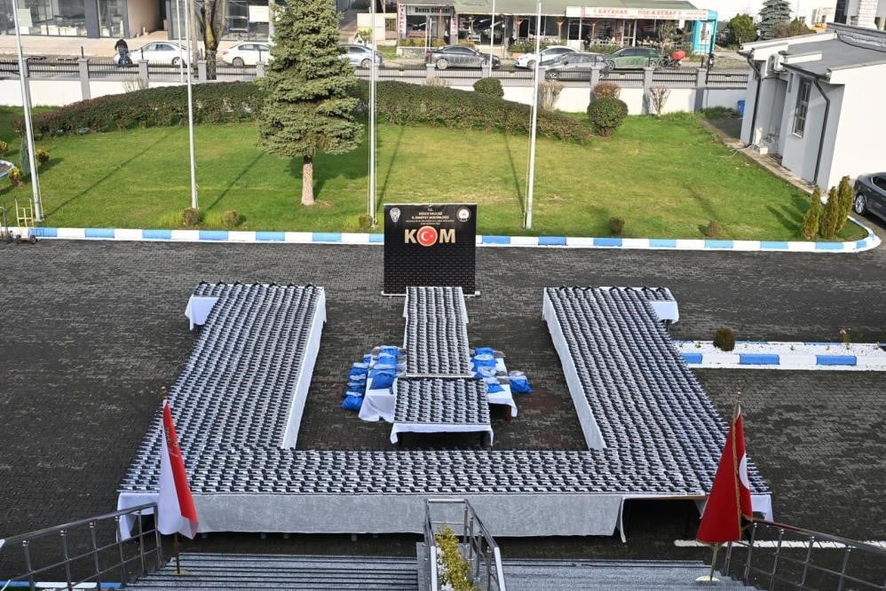 DÜZCE'DE DURDURULAN YOLCU OTOBÜSÜNDE, İSTANBUL'A SEVKİYATI YAPILAN 46 BİN 655 SİLAH PARÇASI ELE...