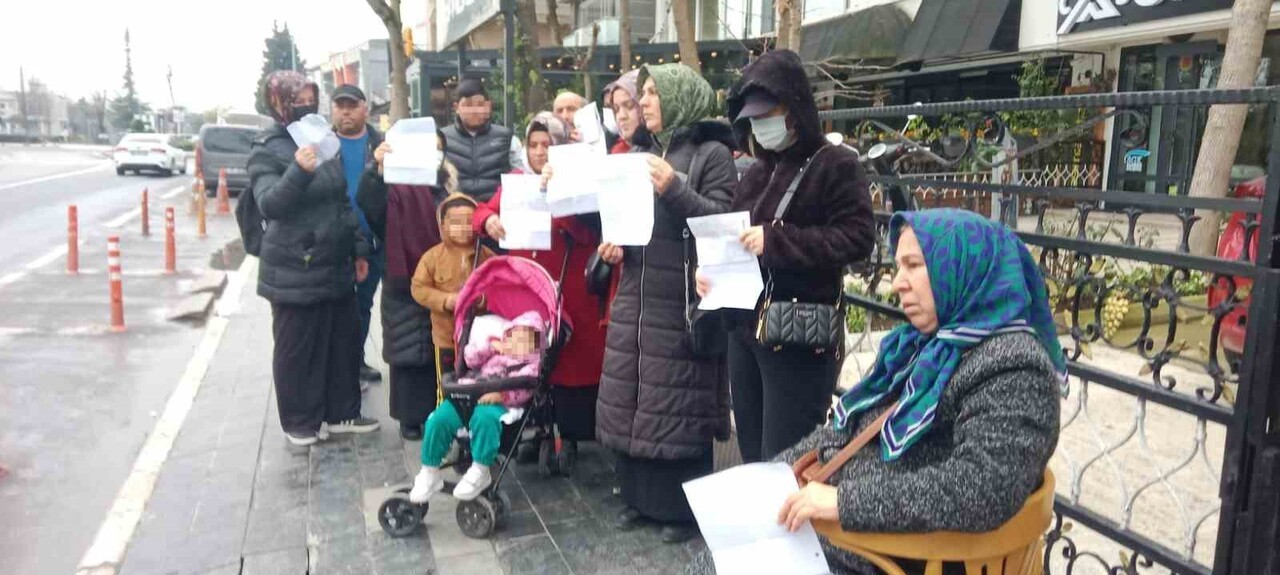 DÜZCE'DE İFLAS GEREKÇESİYLE KAPANAN KUYUMCUDA PARALARININ VE ALTINLARININ KALDIĞINI, MAĞDUR...