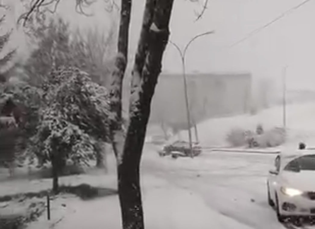 DÜZCE'DE KAR YAĞIŞI NEDENİYLE KAYGANLAŞAN YOLDA KONTROLDEN ÇIKAN OTOMOBİLİN KALDIRIMA VE ARDINDAN...