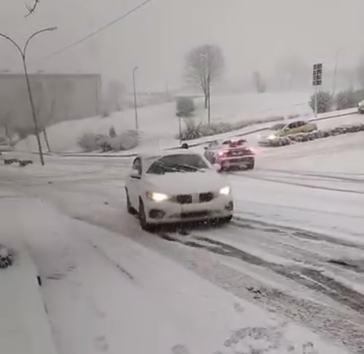 DÜZCE'DE KAR YAĞIŞI NEDENİYLE KAYGANLAŞAN YOLDA KONTROLDEN ÇIKAN OTOMOBİLİN KALDIRIMA VE ARDINDAN...