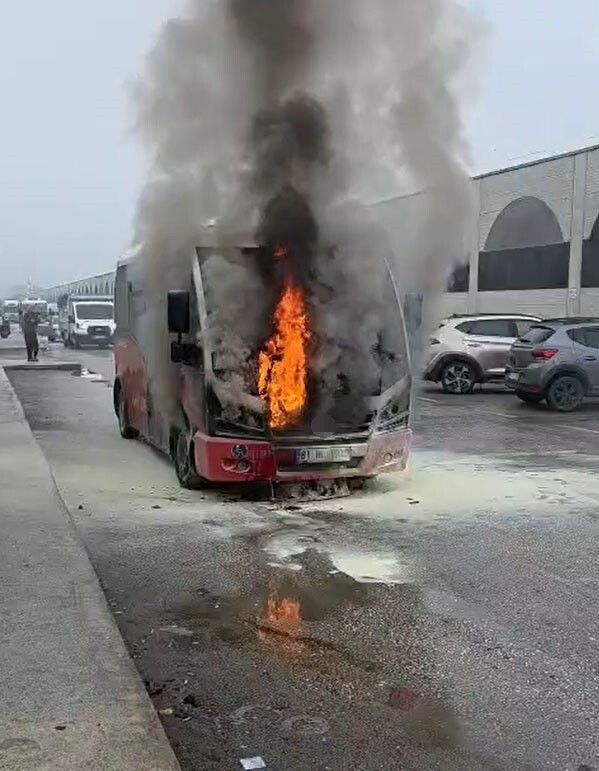 DÜZCE'DE MOTOR KISMINDA YANGIN ÇIKAN ÖZEL HALK OTOBÜSÜ ALEVLERE TESLİM OLDU. YANGIN, İTFAİYE...