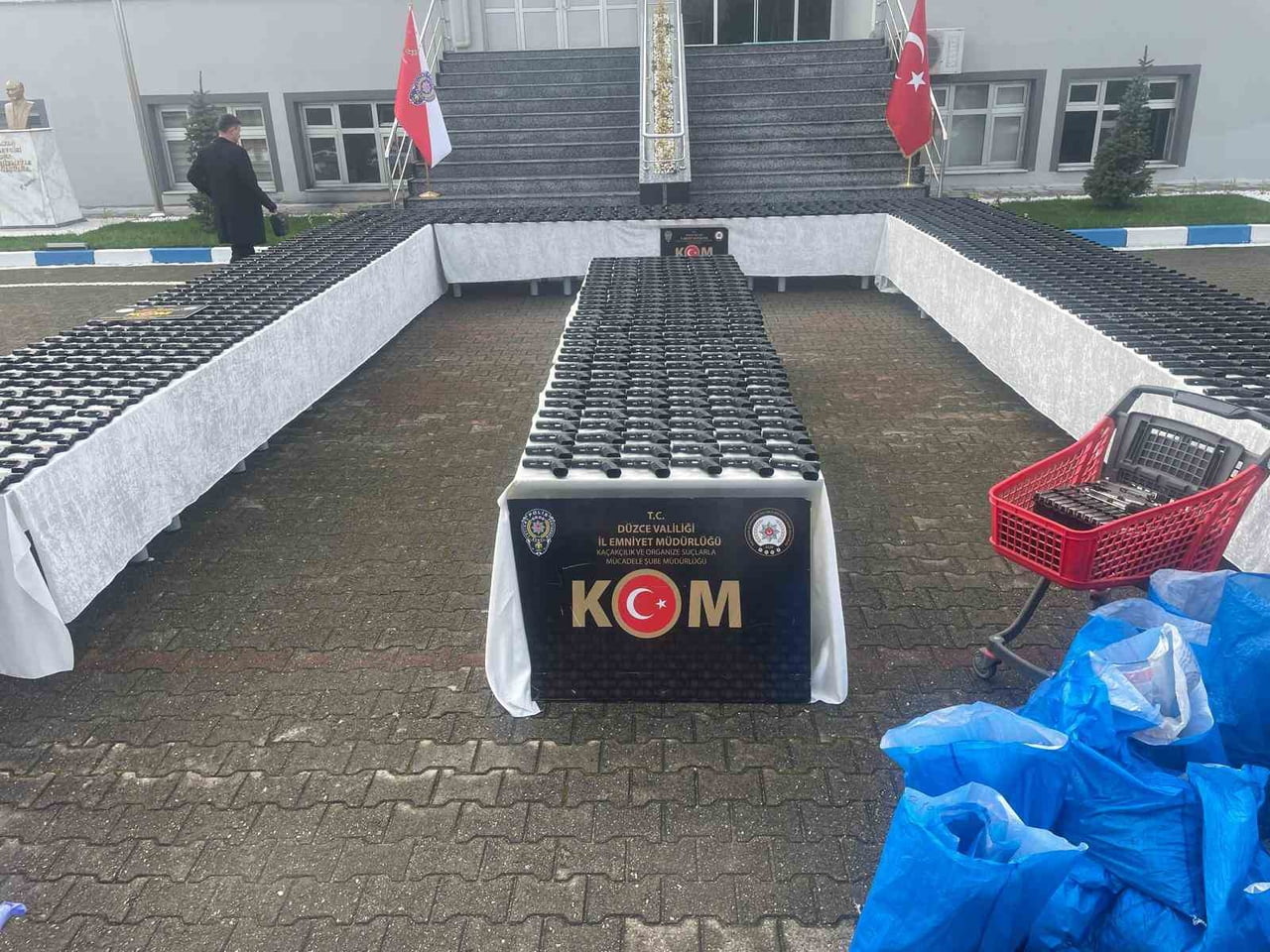 DÜZCE'DE SİLAH KAÇAKÇILIĞINA YÖNELİK DÜZENLENEN OPERASYONDA, BİR YOLCU OTOBÜSÜNE YÜKLENEREK...