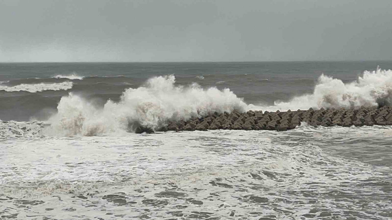 DÜZCE'NİN AKÇAKOCA İLÇESİNDE ETKİLİ OLAN FIRTINA NEDENİYLE OLUŞAN DALGALAR BALIKÇI BARINAĞINI...