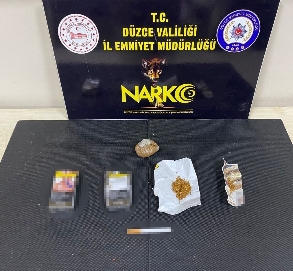 DÜZCE'NİN ÇİLİMLİ İLÇESİNDE JANDARMA EKİPLERİNCE UYUŞTURUCU TİCARETİ YAPTIĞI BELİRLENEN BİR ŞAHSIN...