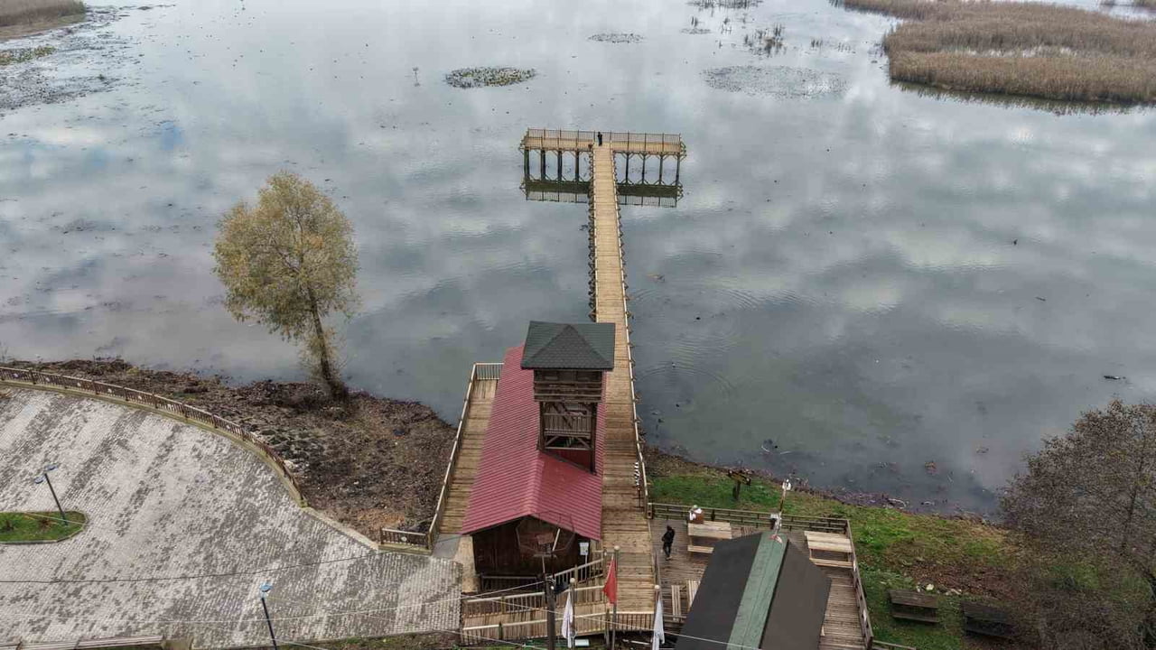 DÜZCE'NİN GÖLYAKA İLÇESİNDE BULUNAN VE GÖÇMEN KUŞLARIN ÖNEMLİ MOLA NOKTALARINDAN BİRİ OLAN EFTENİ...