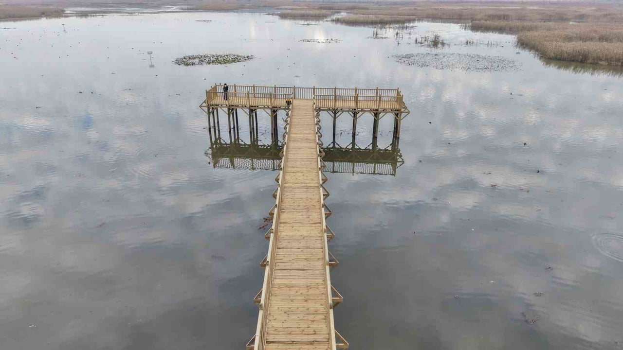 DÜZCE'NİN GÖLYAKA İLÇESİNDE BULUNAN VE GÖÇMEN KUŞLARIN ÖNEMLİ MOLA NOKTALARINDAN BİRİ OLAN EFTENİ...