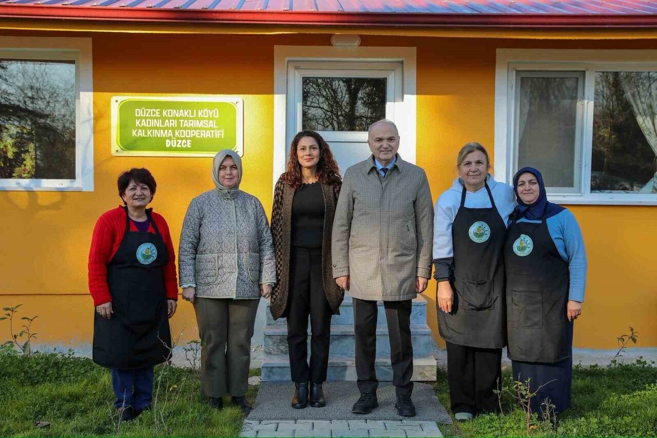 DÜZCE BELEDİYE BAŞKANI DR. FARUK ÖZLÜ, ŞEHİRDE İLK OLMA ÖZELLİĞİ TAŞIYAN DÜZCE KONAKLI KÖYÜ...
