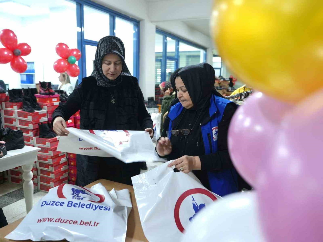 DÜZCE BELEDİYESİ, İHTİYAÇ SAHİBİ DEZAVANTAJLI GRUPLARA AYNİ DESTEKLERİNİ SÜRDÜRÜYOR. SOSYAL...