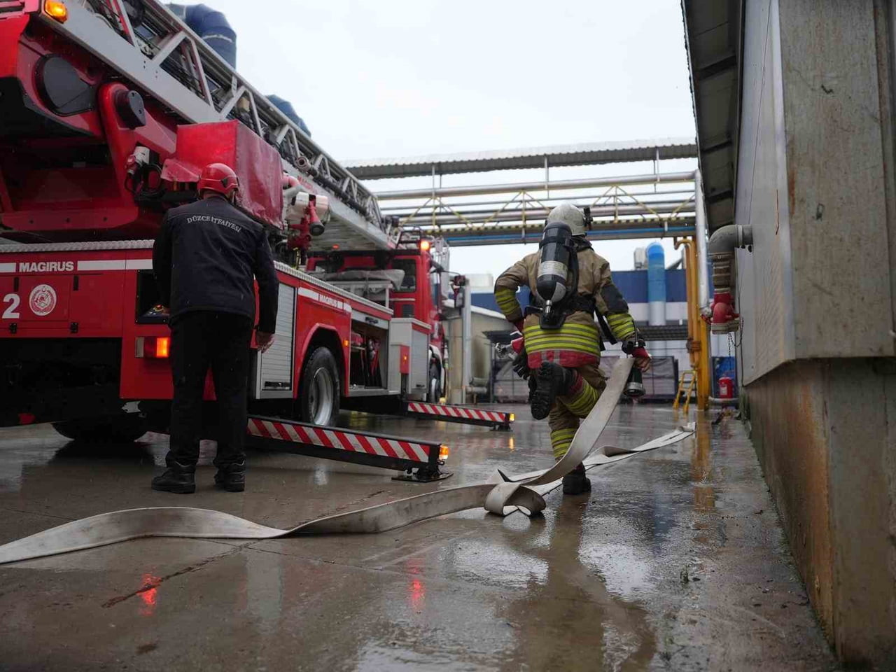 DÜZCE BELEDİYESİ İTFAİYE MÜDÜRLÜĞÜ 2025 YILI BOYUNCA BİLDİRİLEN 1700 İHBARIN 857 ADEDİ İÇİN EKİP...