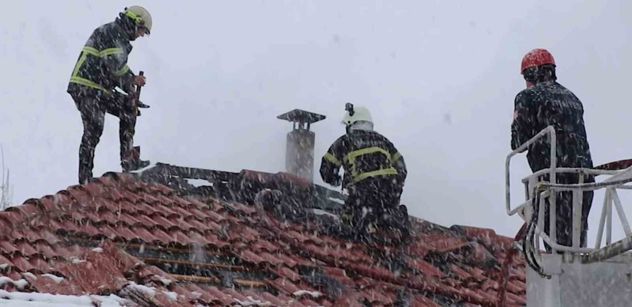 DÜZCE BELEDİYESİ İTFAİYE MÜDÜRLÜĞÜ, KIŞ MEVSİMİNİN GELMESİ VE HAVALARIN SOĞUMASIYLA BİRLİKTE SOBA...