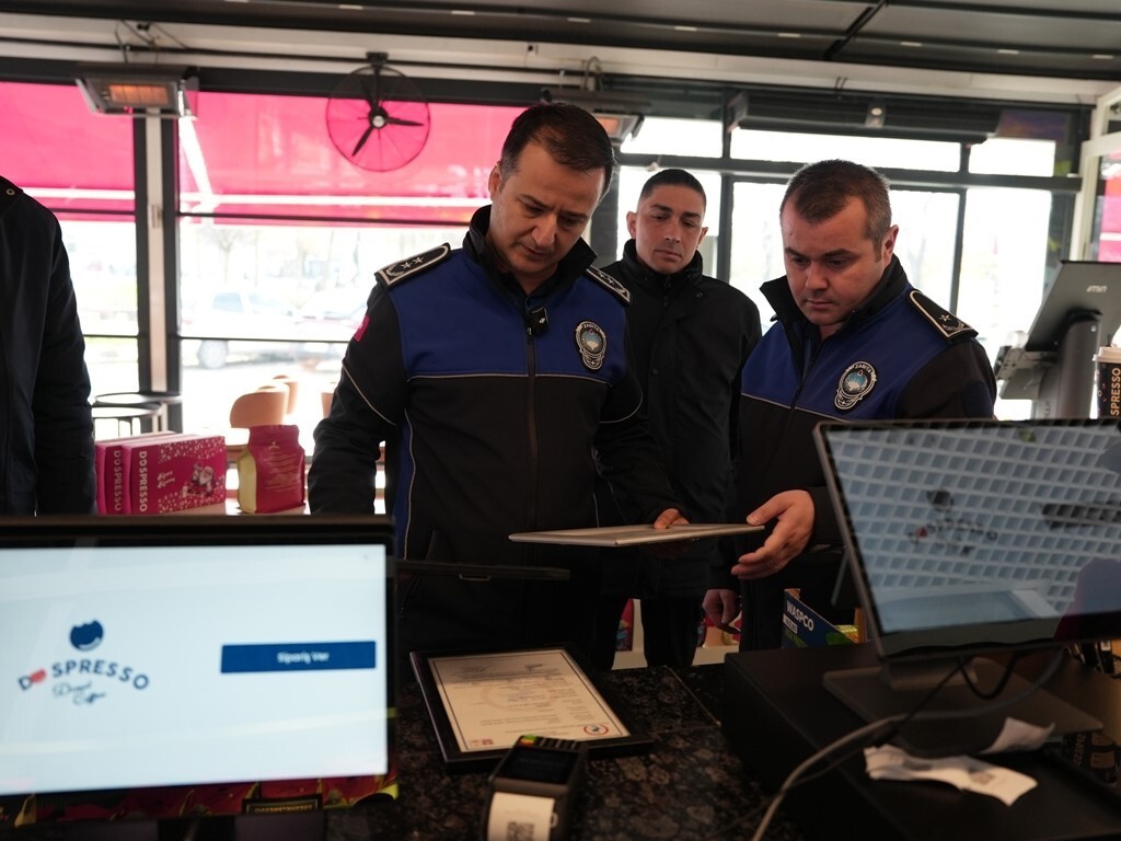 DÜZCE BELEDİYESİ ZABITA MÜDÜRLÜĞÜ, YILBAŞI ÖNCESİNDE RUTİN DENETİMLER KAPSAMINDA KENT MERKEZİNDE...