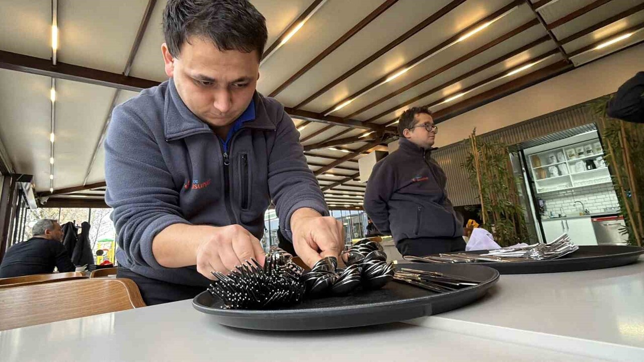 DÜZCE’DE 2017 YILINDA HİZMETE AÇILAN VE DOWN SENDROMLULARIN ÇALIŞTIĞI KUSURSUZ KAFE, KUSURSUZ...