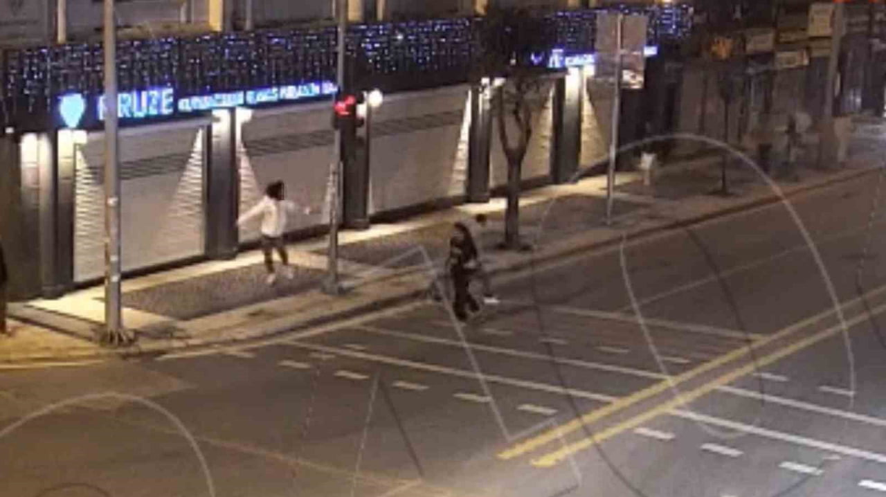 DÜZCE’DE ALKOLLÜ OLDUKLARI VE KAVGA ÇIKARDIKLARI TESPİT EDİLEN ŞAHISLARI SAKİNLEŞTİRMEK İSTEYEN...