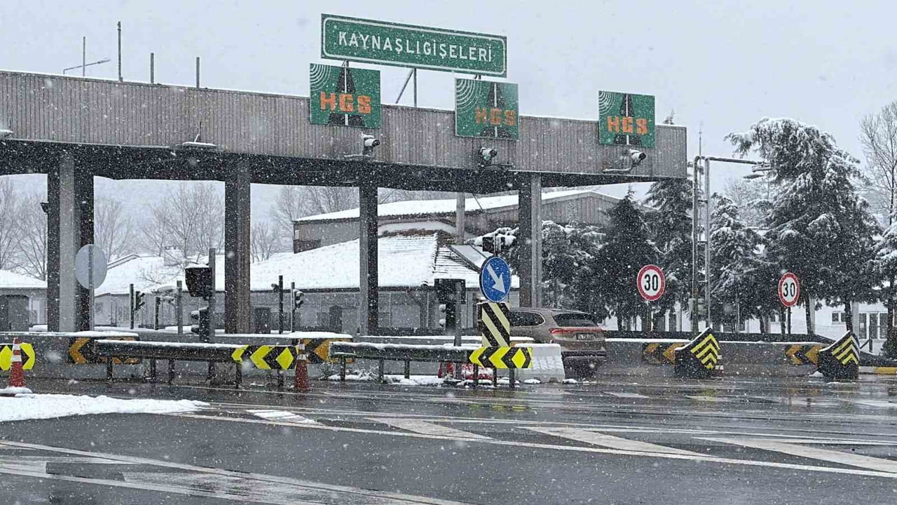 DÜZCE’DE ETKİLİ OLAN KAR YAĞIŞI SEBEBİ İLE ARALIKLARLA ANADOLU OTOYOLU BOLU DAĞI GEÇİŞİNDE KISMİ...