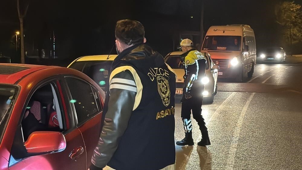 DÜZCE’DE GÜVENLİK GÜÇLERİ TARAFINDAN YAPILAN DENETİMLERDE 24 BİN 497 ŞAHIS TEK TEK SORGULANDI...