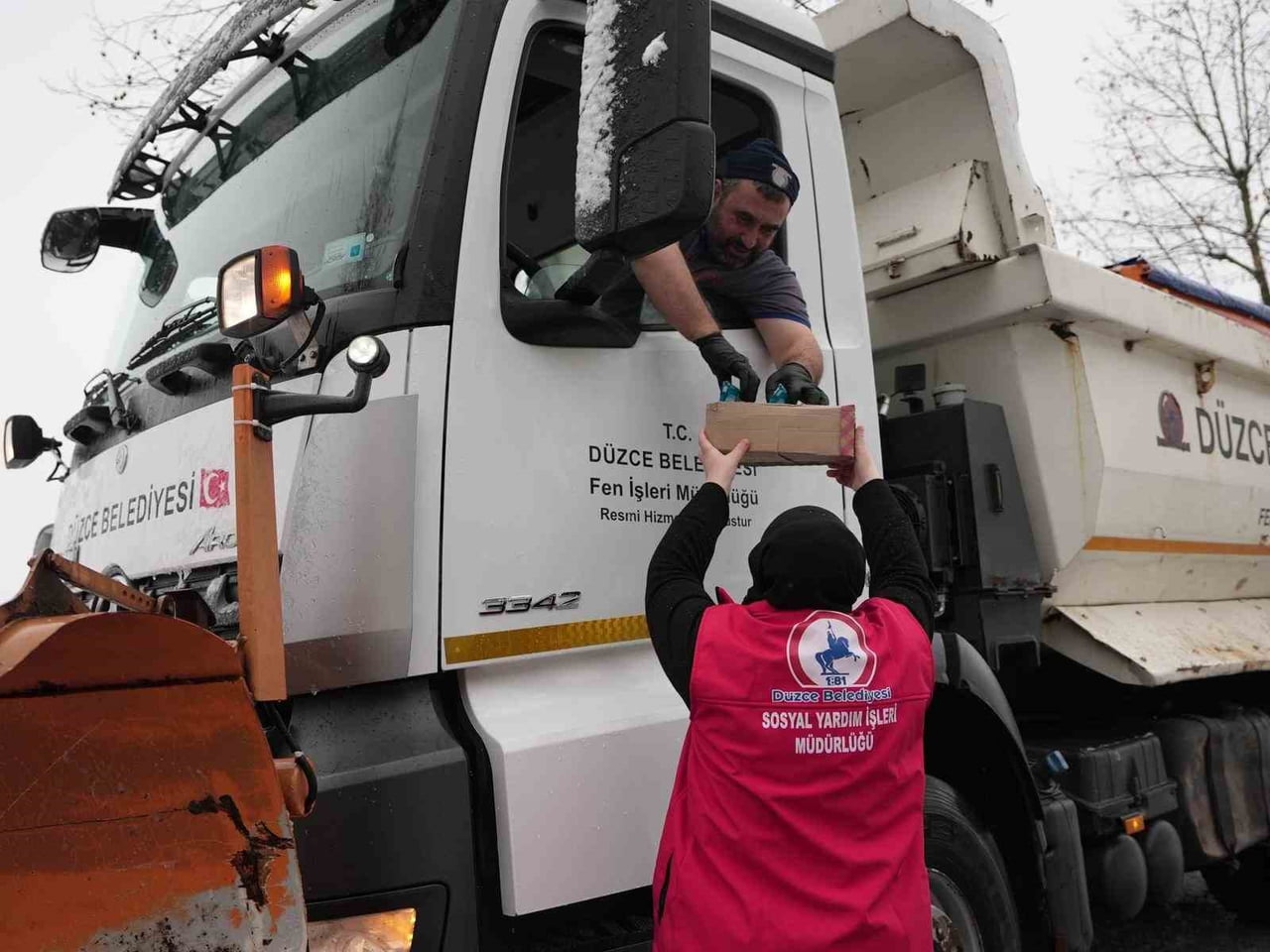 DÜZCE’DE HAFTA SONUNDAN İTİBAREN YAŞANAN YOĞUN KAR YAĞIŞI İLE MÜCADELESİNİ KAR KÜRÜME VE YOL AÇMA...