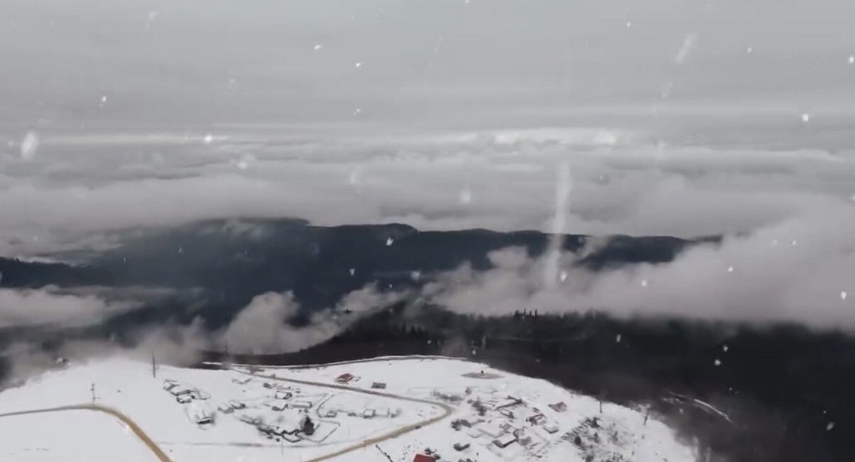 DÜZCE’DE HAVA SICAKLIKLARININ DÜŞMESİNİN ARDINDAN ETKİLİ OLAN SAĞANAK, YÜKSEK KESİMLERDE YERİNİ...