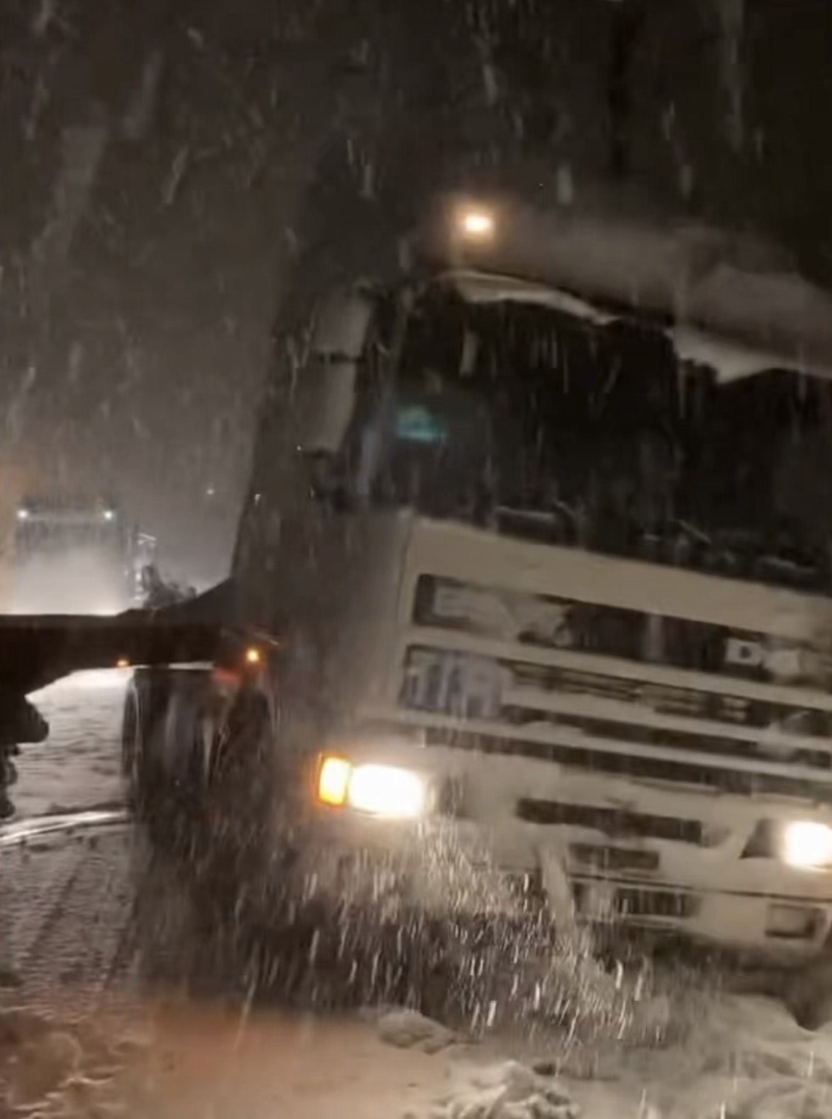 DÜZCE’DE HEM BOLU DAĞI’NDA HEM KABALAK RAMPASINDA HEM DE YIĞILCA YOLUNDA 3 FARKLI TIR MAKASLADI....