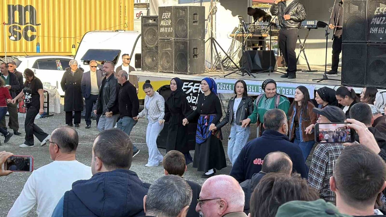 DÜZCE’DE İKİNCİSİ DÜZENLENEN KUYMAK FESTİVALİNDE SOĞUK HAVAYA RAĞMEN YÜZLERCE KİŞİ HORON...