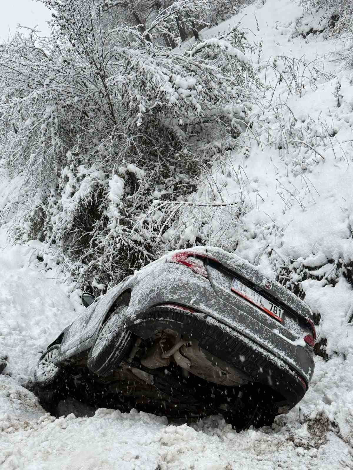 DÜZCE’DE KAR SEBEBİ İLE KAYGANLAŞAN YOLDA ARAÇ KANALA UÇTU. KAZADA 5’İ ÇOCUK 8 KİŞİ...