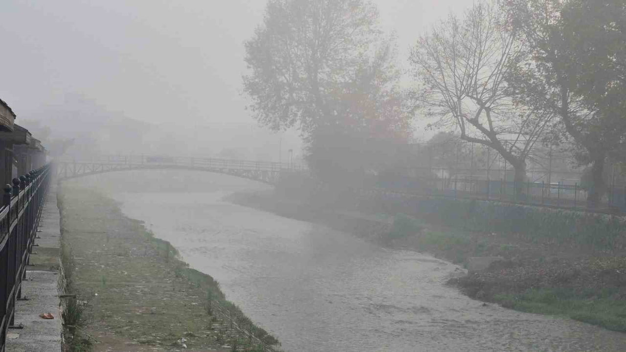 DÜZCE’DE KIŞ MEVSİMİ İLE BİRLİKTE SİSTE ETKİLİ OLUYOR. SİS NEDENİYLE GÖRÜŞ MESAFESİ YER YER 30...