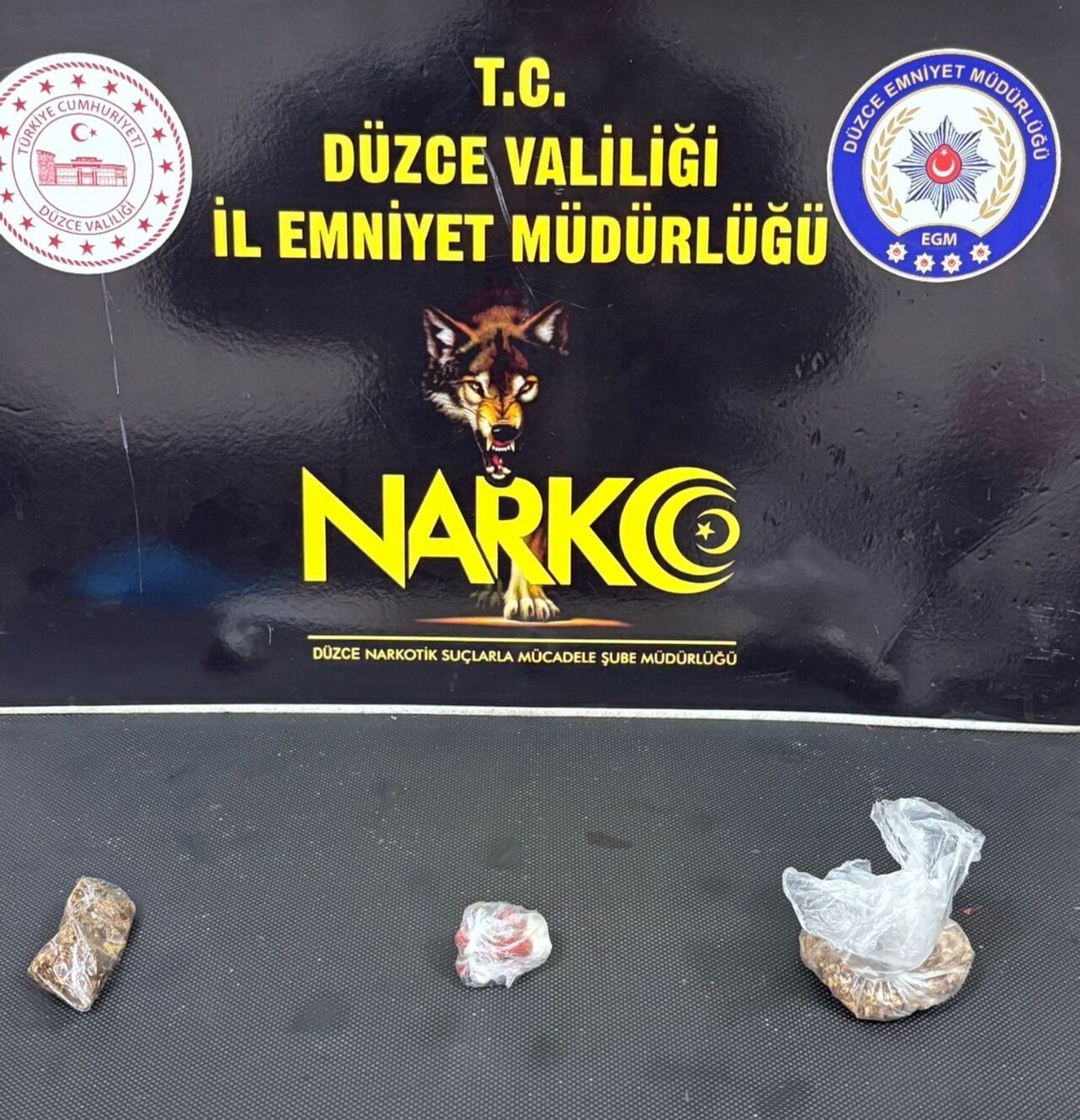 DÜZCE’DE NARKOTİK SUÇLARLA MÜCADELE MÜDÜRLÜĞÜ TARAFINDAN YAPILAN OPERASYONDA 1 KİŞİ YAKALANARAK...