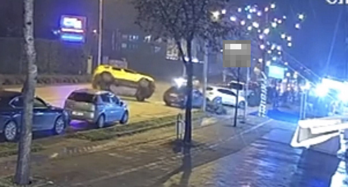 DÜZCE’DE ÖNÜNE ÇIKAN KEDİYE ÇARPMAMAK İÇİN MANEVRA YAPAN TİCARİ TAKSİ PARK HALİNDEKİ ARACA...